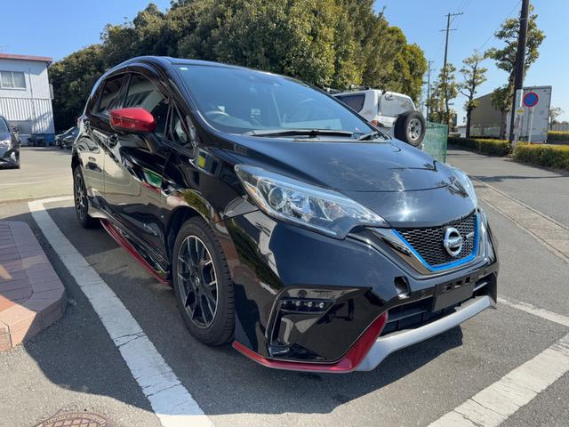 ノート ｅ－パワーニスモ　冠水歴車ナビＴＶバックカメラ全方位モニターＢＴオーディオ対応エマージェンシーブレーキ衝突軽減ブレーキ横滑り防止装置白線逸脱警報スマートキーＰスタートイモビライザー禁煙車プライバシーガラスリヤスポ（3枚目）