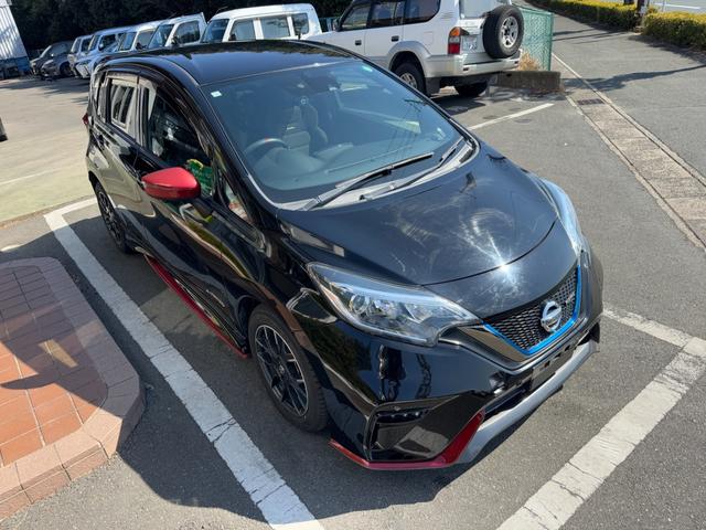 ノート ｅ－パワーニスモ　冠水歴車ナビＴＶバックカメラ全方位モニターＢＴオーディオ対応エマージェンシーブレーキ衝突軽減ブレーキ横滑り防止装置白線逸脱警報スマートキーＰスタートイモビライザー禁煙車プライバシーガラスリヤスポ（4枚目）