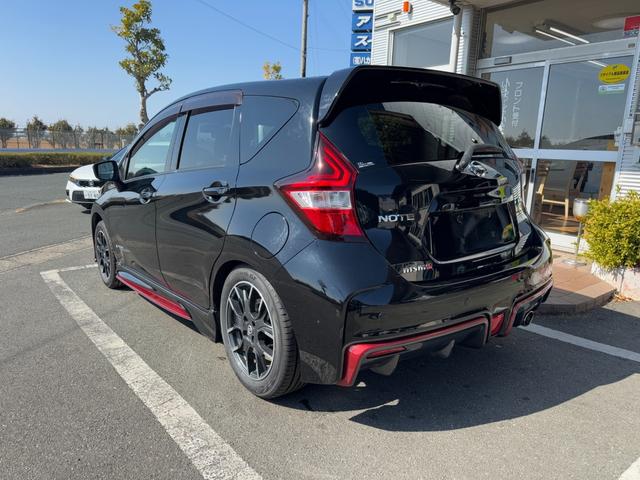 ノート ｅ－パワーニスモ　冠水歴車ナビＴＶバックカメラ全方位モニターＢＴオーディオ対応エマージェンシーブレーキ衝突軽減ブレーキ横滑り防止装置白線逸脱警報スマートキーＰスタートイモビライザー禁煙車プライバシーガラスリヤスポ（5枚目）