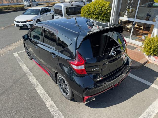 ノート ｅ－パワーニスモ　冠水歴車ナビＴＶバックカメラ全方位モニターＢＴオーディオ対応エマージェンシーブレーキ衝突軽減ブレーキ横滑り防止装置白線逸脱警報スマートキーＰスタートイモビライザー禁煙車プライバシーガラスリヤスポ（6枚目）
