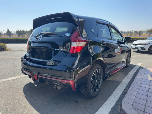 ノート ｅ－パワーニスモ　冠水歴車ナビＴＶバックカメラ全方位モニターＢＴオーディオ対応エマージェンシーブレーキ衝突軽減ブレーキ横滑り防止装置白線逸脱警報スマートキーＰスタートイモビライザー禁煙車プライバシーガラスリヤスポ（7枚目）