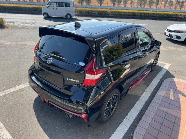 ノート ｅ－パワーニスモ　冠水歴車ナビＴＶバックカメラ全方位モニターＢＴオーディオ対応エマージェンシーブレーキ衝突軽減ブレーキ横滑り防止装置白線逸脱警報スマートキーＰスタートイモビライザー禁煙車プライバシーガラスリヤスポ（8枚目）