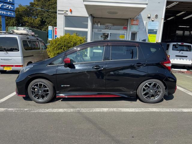 ノート ｅ－パワーニスモ　冠水歴車ナビＴＶバックカメラ全方位モニターＢＴオーディオ対応エマージェンシーブレーキ衝突軽減ブレーキ横滑り防止装置白線逸脱警報スマートキーＰスタートイモビライザー禁煙車プライバシーガラスリヤスポ（10枚目）