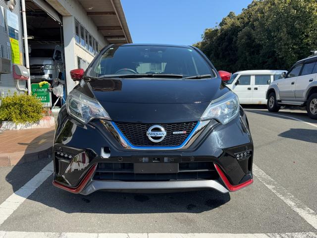 ノート ｅ－パワーニスモ　冠水歴車ナビＴＶバックカメラ全方位モニターＢＴオーディオ対応エマージェンシーブレーキ衝突軽減ブレーキ横滑り防止装置白線逸脱警報スマートキーＰスタートイモビライザー禁煙車プライバシーガラスリヤスポ（11枚目）