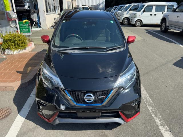 ノート ｅ－パワーニスモ　冠水歴車ナビＴＶバックカメラ全方位モニターＢＴオーディオ対応エマージェンシーブレーキ衝突軽減ブレーキ横滑り防止装置白線逸脱警報スマートキーＰスタートイモビライザー禁煙車プライバシーガラスリヤスポ（12枚目）