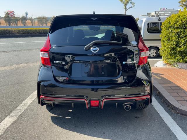 ノート ｅ－パワーニスモ　冠水歴車ナビＴＶバックカメラ全方位モニターＢＴオーディオ対応エマージェンシーブレーキ衝突軽減ブレーキ横滑り防止装置白線逸脱警報スマートキーＰスタートイモビライザー禁煙車プライバシーガラスリヤスポ（13枚目）