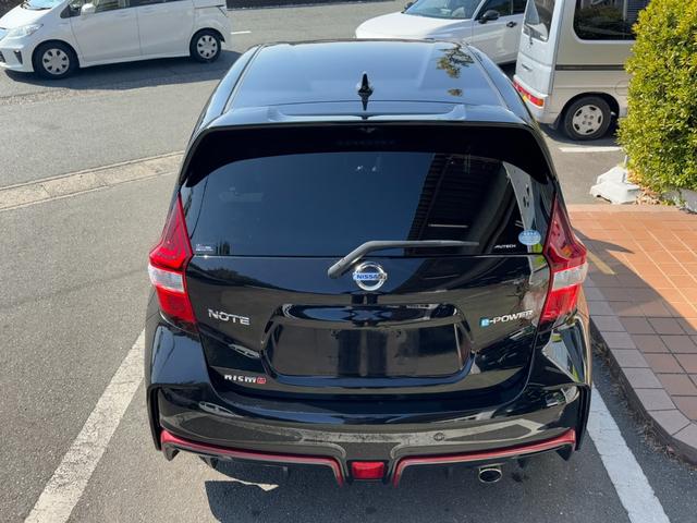 ノート ｅ－パワーニスモ　冠水歴車ナビＴＶバックカメラ全方位モニターＢＴオーディオ対応エマージェンシーブレーキ衝突軽減ブレーキ横滑り防止装置白線逸脱警報スマートキーＰスタートイモビライザー禁煙車プライバシーガラスリヤスポ（14枚目）