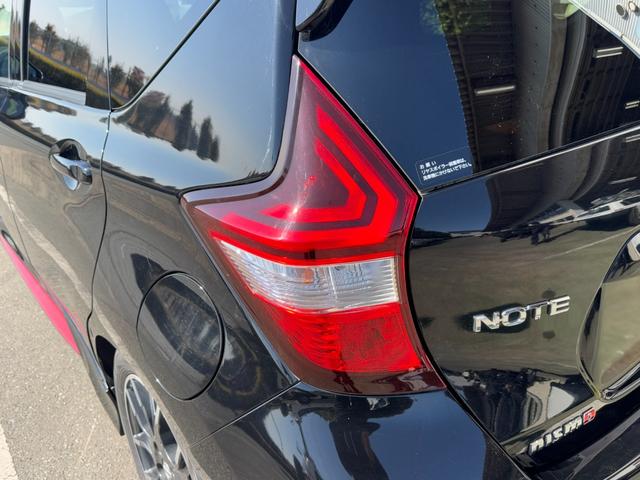 ノート ｅ－パワーニスモ　冠水歴車ナビＴＶバックカメラ全方位モニターＢＴオーディオ対応エマージェンシーブレーキ衝突軽減ブレーキ横滑り防止装置白線逸脱警報スマートキーＰスタートイモビライザー禁煙車プライバシーガラスリヤスポ（26枚目）