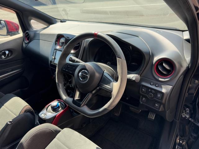 ノート ｅ－パワーニスモ　冠水歴車ナビＴＶバックカメラ全方位モニターＢＴオーディオ対応エマージェンシーブレーキ衝突軽減ブレーキ横滑り防止装置白線逸脱警報スマートキーＰスタートイモビライザー禁煙車プライバシーガラスリヤスポ（37枚目）