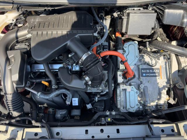 ノート Ｘ　ＦＯＵＲ　冠水歴車４ＷＤナビアラウンドビューモニターＥＴＣ車載器エマージェンシーブレーキ衝突軽減ブレーキ踏み間違え防止ブラインドスポットモニターステアリングヒーター禁煙リヤクロストラフィックアラート（16枚目）