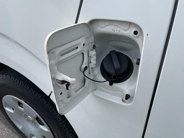 ハイエースバン ＤＸ　ＧＬパッケージ　ナビバックカメラＥＴＣ車載器５ドアロング３／６人乗り低床オートマガソリン車エアコンパワステパワーウィンドキーレスエントリーフル装備ヘッドライトレベライザー衝突安全ボディーフォグ電格ミラＧＬパッケージ白（32枚目）