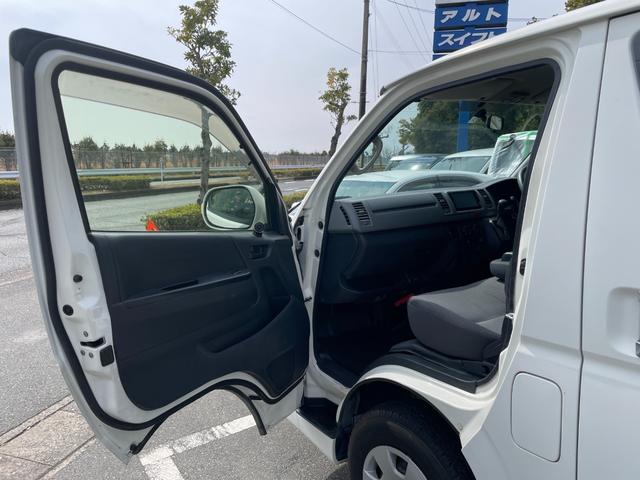 ハイエースバン ＤＸ　ＧＬパッケージ　ナビバックカメラＥＴＣ車載器５ドアロング３／６人乗り低床オートマガソリン車エアコンパワステパワーウィンドキーレスエントリーフル装備ヘッドライトレベライザー衝突安全ボディーフォグ電格ミラＧＬパッケージ白（44枚目）
