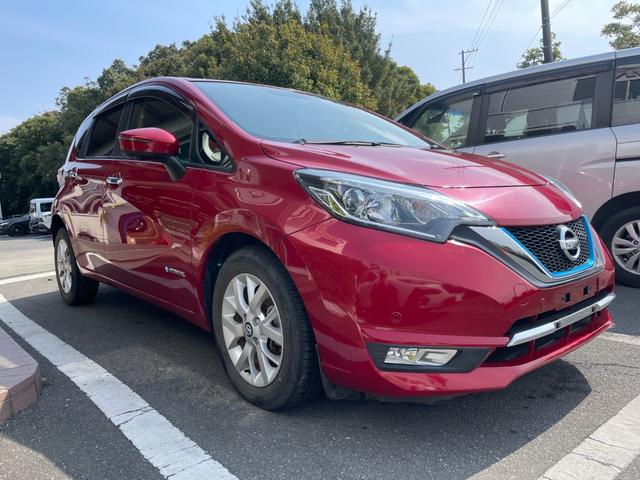 ノート ｅ－パワー　メダリスト　冠水歴車ナビＴＶアラウンドビューモニターエマージェンシーブレーキ禁煙車白線逸脱警報横滑り防止装置スマートキーＰスタートイモビライザー純正アルミ衝突安全ボディーステアリングスイッチ電格ミラー（5枚目）