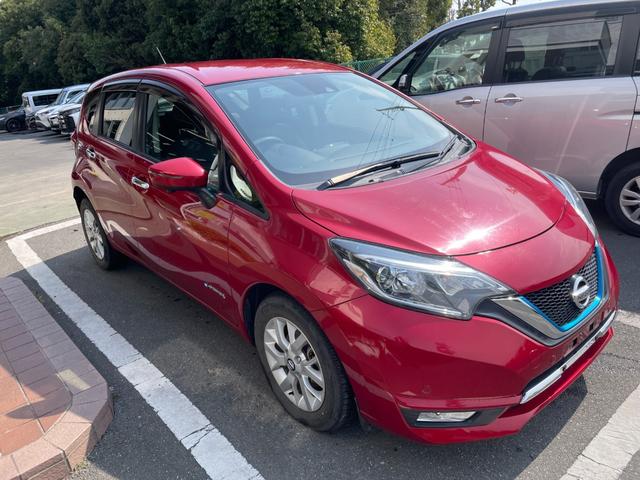 ノート ｅ－パワー　メダリスト　冠水歴車ナビＴＶアラウンドビューモニターエマージェンシーブレーキ禁煙車白線逸脱警報横滑り防止装置スマートキーＰスタートイモビライザー純正アルミ衝突安全ボディーステアリングスイッチ電格ミラー（6枚目）