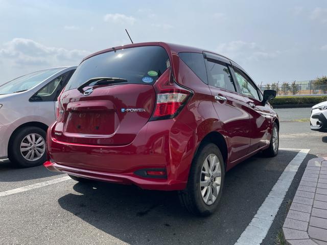 ノート ｅ－パワー　メダリスト　冠水歴車ナビＴＶアラウンドビューモニターエマージェンシーブレーキ禁煙車白線逸脱警報横滑り防止装置スマートキーＰスタートイモビライザー純正アルミ衝突安全ボディーステアリングスイッチ電格ミラー（8枚目）