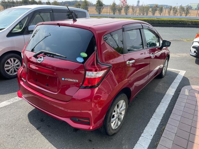 ノート ｅ－パワー　メダリスト　冠水歴車ナビＴＶアラウンドビューモニターエマージェンシーブレーキ禁煙車白線逸脱警報横滑り防止装置スマートキーＰスタートイモビライザー純正アルミ衝突安全ボディーステアリングスイッチ電格ミラー（9枚目）
