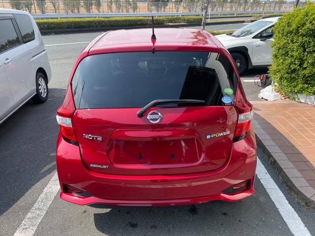 ノート ｅ－パワー　メダリスト　冠水歴車ナビＴＶアラウンドビューモニターエマージェンシーブレーキ禁煙車白線逸脱警報横滑り防止装置スマートキーＰスタートイモビライザー純正アルミ衝突安全ボディーステアリングスイッチ電格ミラー（11枚目）