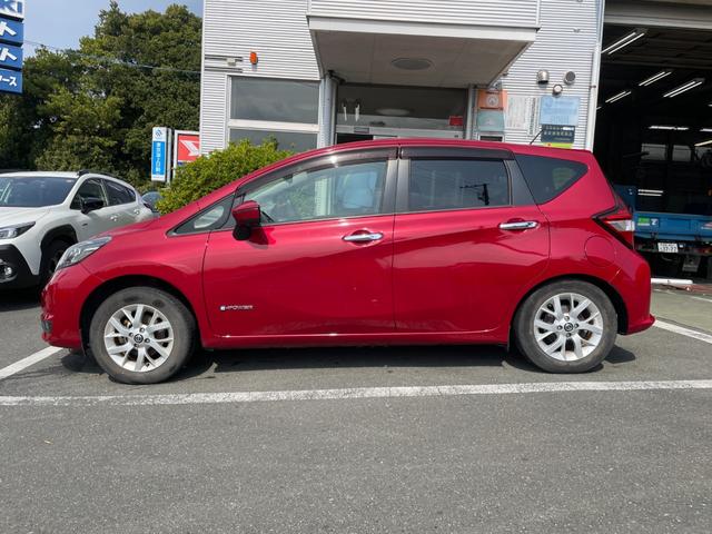 ノート ｅ－パワー　メダリスト　冠水歴車ナビＴＶアラウンドビューモニターエマージェンシーブレーキ禁煙車白線逸脱警報横滑り防止装置スマートキーＰスタートイモビライザー純正アルミ衝突安全ボディーステアリングスイッチ電格ミラー（14枚目）