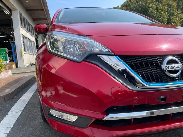 ノート ｅ－パワー　メダリスト　冠水歴車ナビＴＶアラウンドビューモニターエマージェンシーブレーキ禁煙車白線逸脱警報横滑り防止装置スマートキーＰスタートイモビライザー純正アルミ衝突安全ボディーステアリングスイッチ電格ミラー（17枚目）