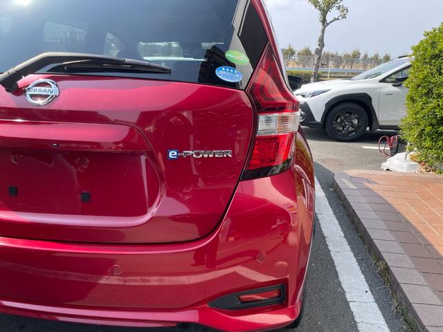 ノート ｅ－パワー　メダリスト　冠水歴車ナビＴＶアラウンドビューモニターエマージェンシーブレーキ禁煙車白線逸脱警報横滑り防止装置スマートキーＰスタートイモビライザー純正アルミ衝突安全ボディーステアリングスイッチ電格ミラー（19枚目）