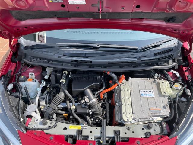 ノート ｅ－パワー　メダリスト　冠水歴車ナビＴＶアラウンドビューモニターエマージェンシーブレーキ禁煙車白線逸脱警報横滑り防止装置スマートキーＰスタートイモビライザー純正アルミ衝突安全ボディーステアリングスイッチ電格ミラー（33枚目）