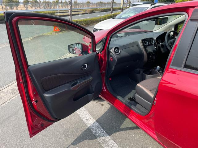 ノート ｅ－パワー　メダリスト　冠水歴車ナビＴＶアラウンドビューモニターエマージェンシーブレーキ禁煙車白線逸脱警報横滑り防止装置スマートキーＰスタートイモビライザー純正アルミ衝突安全ボディーステアリングスイッチ電格ミラー（43枚目）