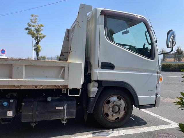 キャンター 全低床ダンプ　全低床強化ダンプ２ｔ積載３０００ｃｃディーゼルターボ５速ＭＴＥＴＣ車載器鳥居枕木荷台内寸長３０３ｃｍ幅１５９ｃｍ煽り高３２ｃｍ床面地上高８１ｃｍ道板掛けＡＵＸ入力キーレスエントリーメンテノート付（7枚目）