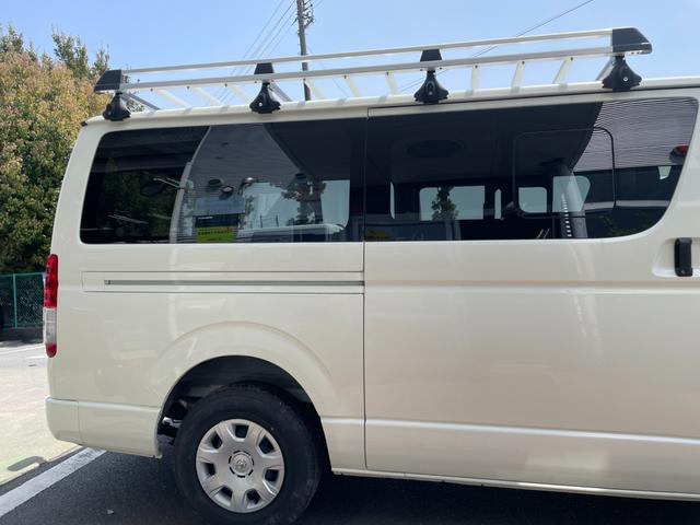 ハイエースバン ＤＸ　ＧＬパッケージ　冠水歴車５ドア３／６人乗りルーフキャリア付２８００ｃｃディーゼルターボ低床タイヤハウス有りナビＴＶバックカメラＥＴＣ車載器セーフティセンス衝突軽減ブレーキ付ＡＣＰＳＰＷキーレスエントリーフル装備（8枚目）