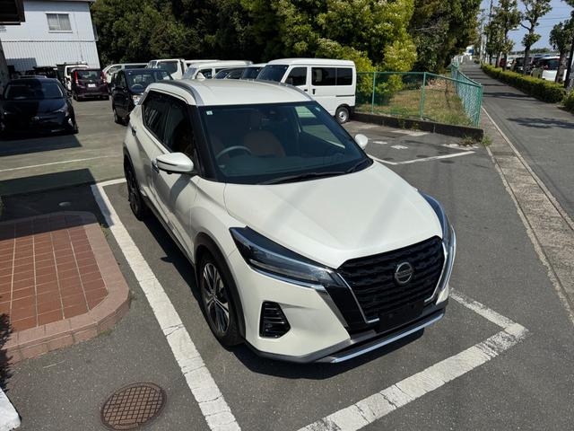 キックス Ｘ　ツートーンインテリアエディション　冠水歴車ナビＴＶバックカメラアラウンドビューモニターＥＴＣ車載器ドライブレコーダーエマージェンシーブレーキ踏み間違え防止ステアリングヒーターインテリジェントルームミラースマートキーＰスタート禁煙（4枚目）