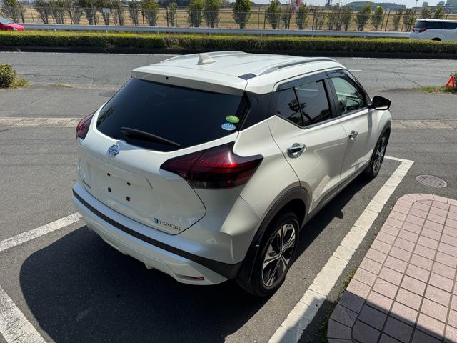 キックス Ｘ　ツートーンインテリアエディション　冠水歴車ナビＴＶバックカメラアラウンドビューモニターＥＴＣ車載器ドライブレコーダーエマージェンシーブレーキ踏み間違え防止ステアリングヒーターインテリジェントルームミラースマートキーＰスタート禁煙（8枚目）