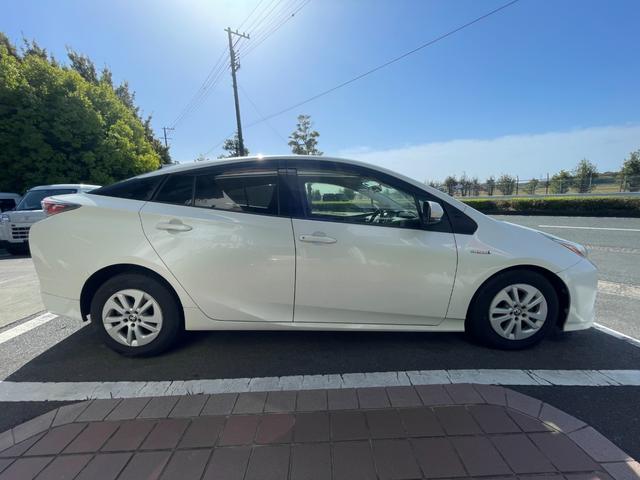 プリウス Ｓ　ナビＴＶバックカメラＥＴＣ車載器セーフティーセンス衝突軽減ブレーキ付プリクラッシュセーフティーレーダークルーズコントロール禁煙車スマートキー２本Ｐスタートイモビライザーメンテナンスノート取説ナビ取説付（7枚目）