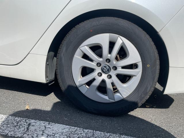プリウス Ｓ　ナビＴＶバックカメラＥＴＣ車載器セーフティーセンス衝突軽減ブレーキ付プリクラッシュセーフティーレーダークルーズコントロール禁煙車スマートキー２本Ｐスタートイモビライザーメンテナンスノート取説ナビ取説付（28枚目）