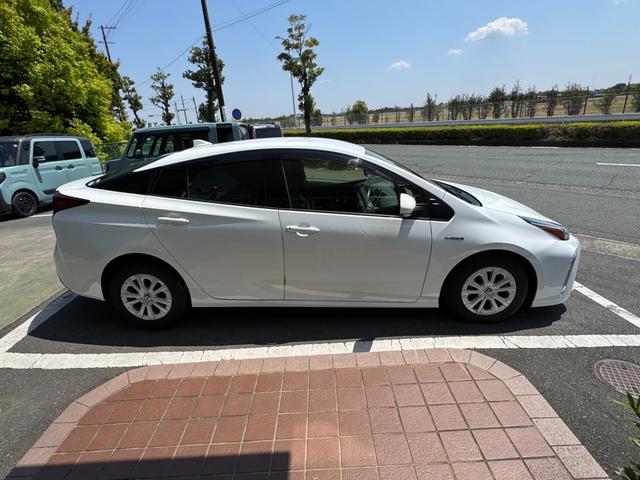 プリウス Ｓ　冠水歴車ナビＴＶバックカメラＥＴＣ車載器オートマチックハイビーム禁煙車セーフティーセンス衝突軽減ブレーキプリクラッシュセーフティー踏み間違え防止レーダークルコンスマートキーＰスタートオートライト（9枚目）