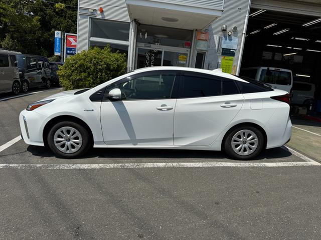 プリウス Ｓ　冠水歴車ナビＴＶバックカメラＥＴＣ車載器オートマチックハイビーム禁煙車セーフティーセンス衝突軽減ブレーキプリクラッシュセーフティー踏み間違え防止レーダークルコンスマートキーＰスタートオートライト（10枚目）
