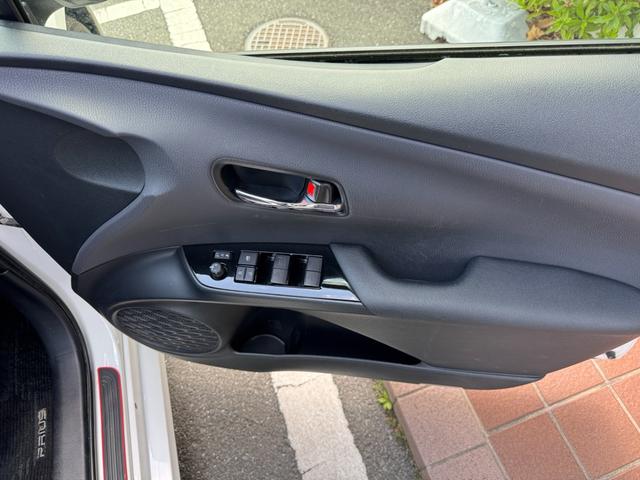 プリウス Ｓ　冠水歴車ナビＴＶバックカメラＥＴＣ車載器オートマチックハイビーム禁煙車セーフティーセンス衝突軽減ブレーキプリクラッシュセーフティー踏み間違え防止レーダークルコンスマートキーＰスタートオートライト（33枚目）