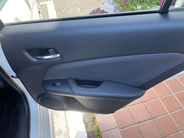 プリウス Ａ　冠水歴車ナビバックカメラＢＴ対応ＥＴＣ車載器セーフティーセンス衝突軽減ブレーキ付プリクラッシュセーフティーレーダークルコンパール白オートマチックハイビーム禁煙車衝突安全ボディーエアロ付（53枚目）