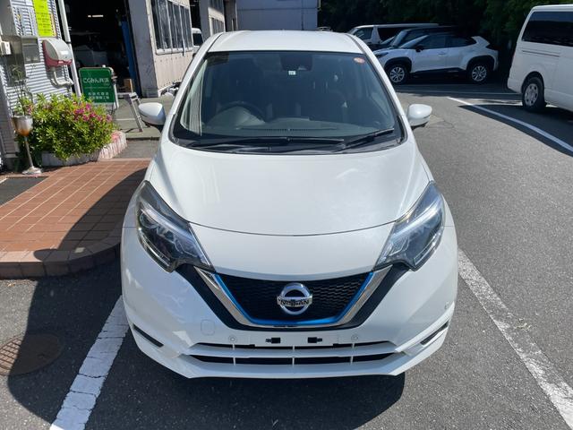 ノート ｅ－パワー　Ｘ　冠水歴車ナビＴＶバックカメラアラウンドビューモニターＣＤＤＶＤ再生ＢＴオーディオ対応エマージェンシーブレーキ衝突軽減ブレーキ電格ミラー横滑り防止衝突安全ボディーデジタルインナーミラー禁煙車（4枚目）