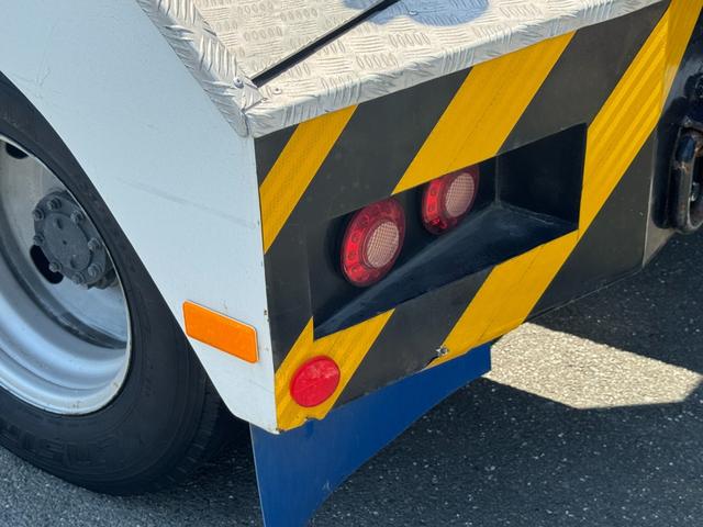 エルフトラック 　レッカー車センチュリーウィンチ付ホイールドーリー作業灯ナビバックカメラ車体長４５５ｃｍ幅１８８ｃｍ高１９７ｃｍフロア５速ＭＴ４０００ｃｃディーゼルターボ坂道発進補助装置キーレスエントリー付フル装備（22枚目）