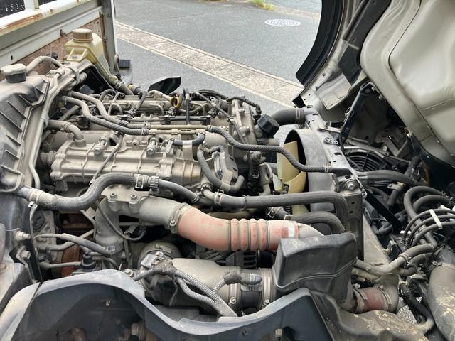 キャンター 全低床　平ボディー三方開きブルーテックキャンターリヤＷタイヤ２ｔ積載ＥＴＣ車載器３０００ｃｃディーゼルターボ５ＭＴ荷台鉄板張り荷台内寸長さ３１１ｃｍ幅１６１ｃｍ高さ３８ｃｍ床面地上高８０ｃｍ左側電格ミラー（22枚目）
