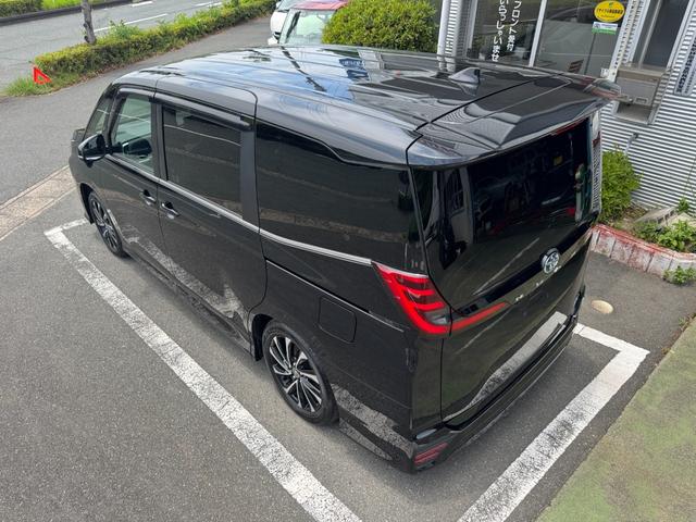 ノア ハイブリッドＳ－Ｚ　冠水歴車ナビＴＶバックカメラＥＴＣ２．０リヤフリップダウンモニター禁煙車ブラインドスポットモニターセーフティーセンスプリクラッシュセーフティースマートキーアダプティブクルコン両側パワスラハイブリッド車（6枚目）