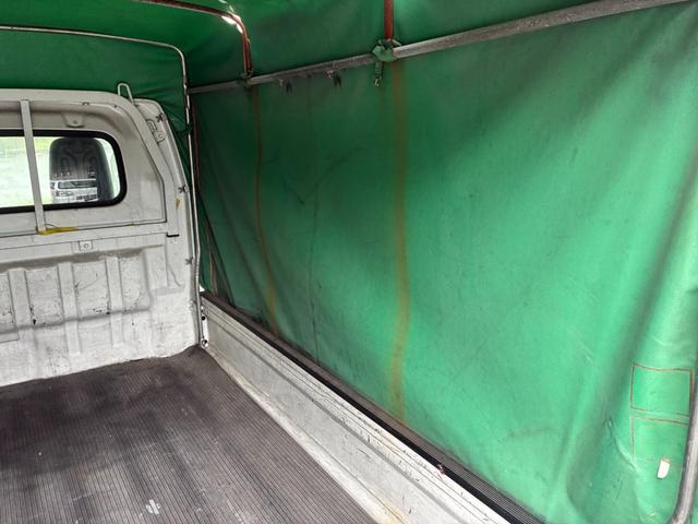 キャリイトラック ＫＣ　エアコンパワステ付２ＷＤ５ＭＴ三方開きメンテナンスノート取説付荷台幌車荷台内寸長さ１９７ＣＭ幅１３８ＣＭ床面地上高６８ＣＭヘッドライトレベライザースペアキースペアタイヤ運転席エアバッグ付（15枚目）
