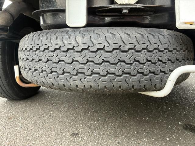 キャリイトラック ＫＣ　エアコンパワステ付２ＷＤ５ＭＴ三方開きメンテナンスノート取説付荷台幌車荷台内寸長さ１９７ＣＭ幅１３８ＣＭ床面地上高６８ＣＭヘッドライトレベライザースペアキースペアタイヤ運転席エアバッグ付（24枚目）