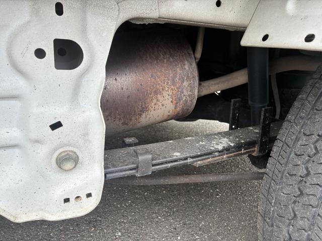 キャリイトラック ＫＣ　エアコンパワステ付２ＷＤ５ＭＴ三方開きメンテナンスノート取説付荷台幌車荷台内寸長さ１９７ＣＭ幅１３８ＣＭ床面地上高６８ＣＭヘッドライトレベライザースペアキースペアタイヤ運転席エアバッグ付（30枚目）
