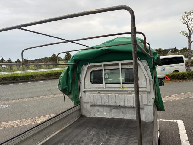 キャリイトラック ＫＣ　エアコンパワステ付２ＷＤ５ＭＴ三方開きメンテナンスノート取説付荷台幌車荷台内寸長さ１９７ＣＭ幅１３８ＣＭ床面地上高６８ＣＭヘッドライトレベライザースペアキースペアタイヤ運転席エアバッグ付（33枚目）