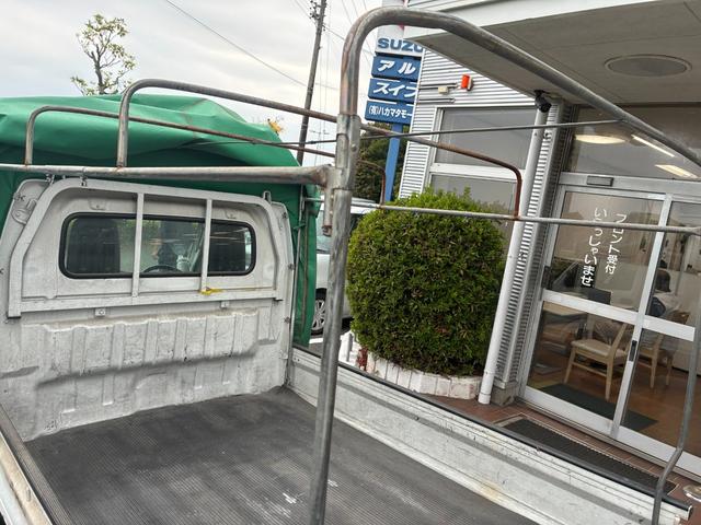 キャリイトラック ＫＣ　エアコンパワステ付２ＷＤ５ＭＴ三方開きメンテナンスノート取説付荷台幌車荷台内寸長さ１９７ＣＭ幅１３８ＣＭ床面地上高６８ＣＭヘッドライトレベライザースペアキースペアタイヤ運転席エアバッグ付（34枚目）