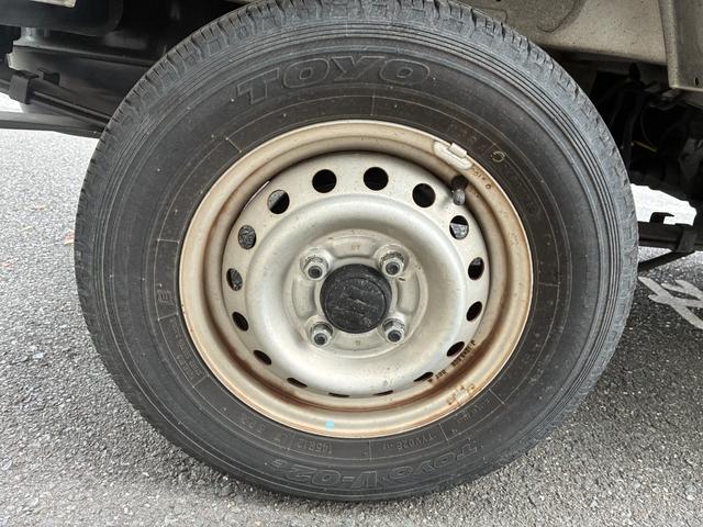キャリイトラック ＫＣ　エアコンパワステ付２ＷＤ５ＭＴ三方開きメンテナンスノート取説付荷台幌車荷台内寸長さ１９７ＣＭ幅１３８ＣＭ床面地上高６８ＣＭヘッドライトレベライザースペアキースペアタイヤ運転席エアバッグ付（37枚目）