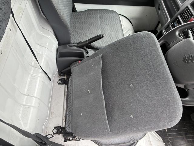キャリイトラック ＫＣ　エアコンパワステ付２ＷＤ５ＭＴ三方開きメンテナンスノート取説付荷台幌車荷台内寸長さ１９７ＣＭ幅１３８ＣＭ床面地上高６８ＣＭヘッドライトレベライザースペアキースペアタイヤ運転席エアバッグ付（51枚目）