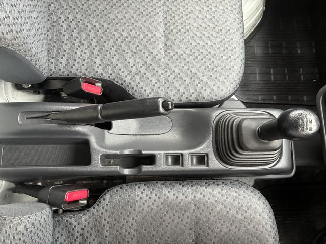 キャリイトラック ＫＣ　エアコンパワステ付２ＷＤ５ＭＴ三方開きメンテナンスノート取説付荷台幌車荷台内寸長さ１９７ＣＭ幅１３８ＣＭ床面地上高６８ＣＭヘッドライトレベライザースペアキースペアタイヤ運転席エアバッグ付（57枚目）
