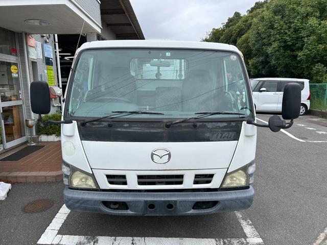 タイタントラック ワイドロングフルワイドロー　平ボディートラック２ｔ積載ワイドロング３方開きＥＴＣ車載器ロープ穴４対イージーゲート荷台鉄板張り荷台内寸長さ４３３ｃｍ幅２０２ｃｍ高さ３８ｃｍ床面地上高８７ｃｍ三方開き４８００ｃｃディーゼルターボ（4枚目）