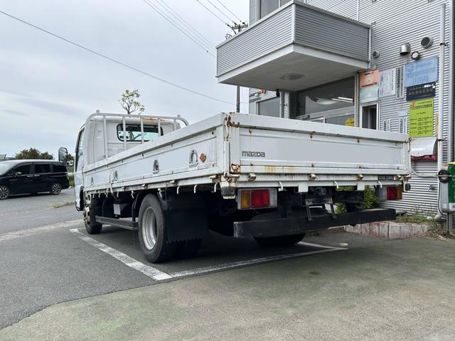 タイタントラック ワイドロングフルワイドロー　平ボディートラック２ｔ積載ワイドロング３方開きＥＴＣ車載器ロープ穴４対イージーゲート荷台鉄板張り荷台内寸長さ４３３ｃｍ幅２０２ｃｍ高さ３８ｃｍ床面地上高８７ｃｍ三方開き４８００ｃｃディーゼルターボ（13枚目）